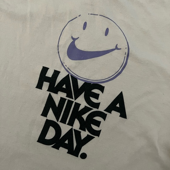 Girls Nike Tee - Picture 2 of 4